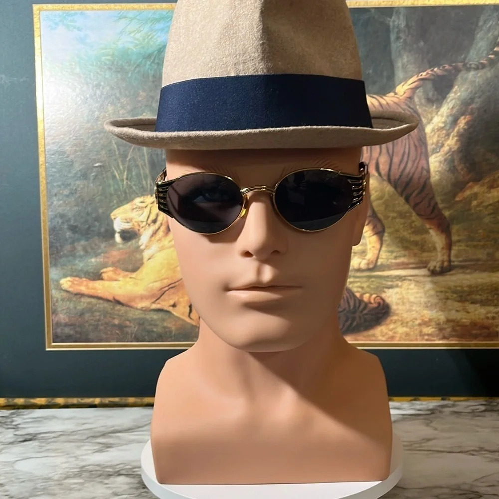 FENDI VINTAGE RARE GOLD SUNGLASSES. UNISEX. THESE ARE IN REALLY GOOD CONDITION. - Picture 3 of 17
